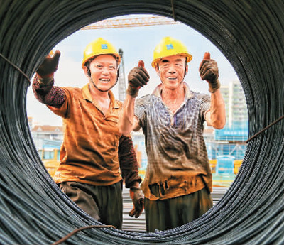 在上海中建三局华东公司的工地上,工人们在高温下坚守工作岗位.