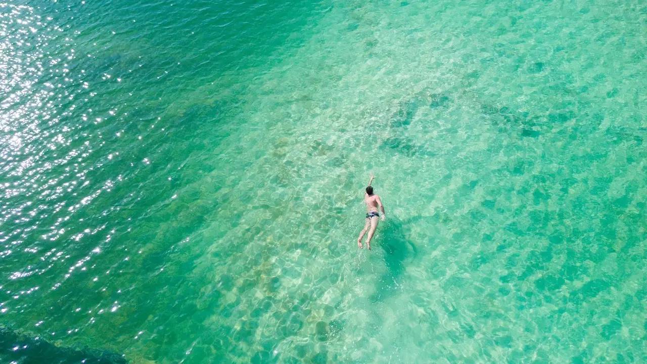 死海的湖岸是地球上已露出陆地的最低点,有"世界的肚脐"之称.