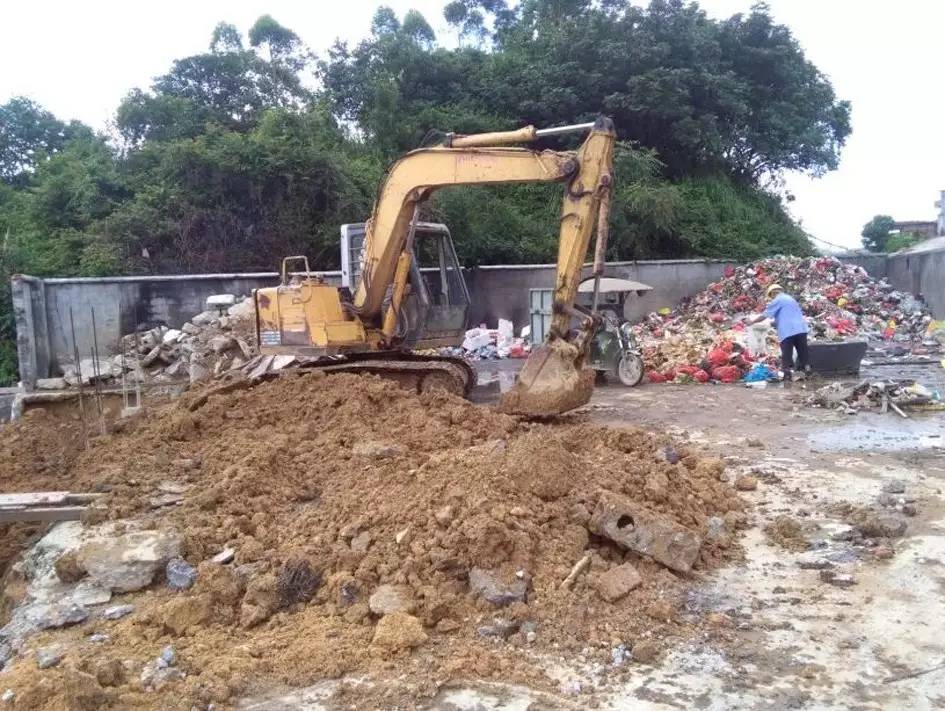 曝光!灵山丰塘镇垃圾中转站建路边,居民叫苦连天!