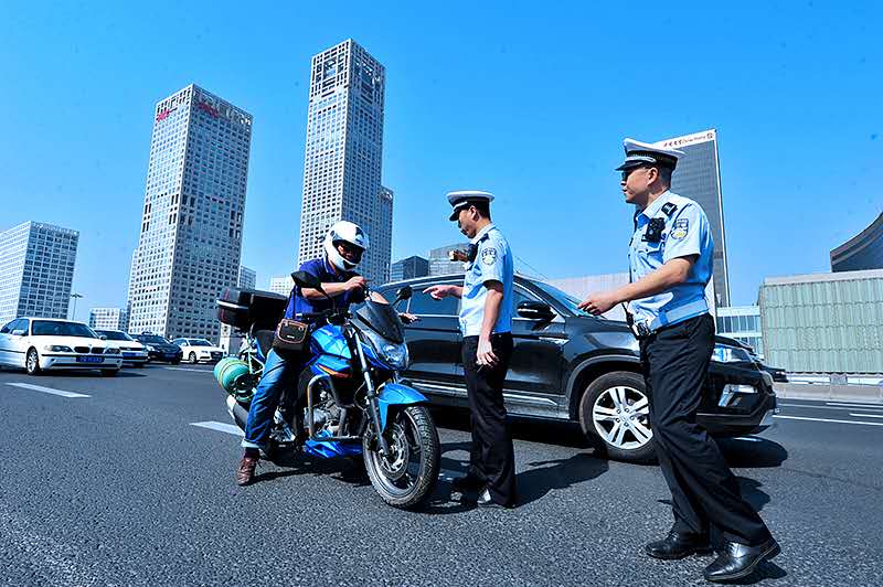 京b摩托挡牌进三环主路被民警抓现行 18分没了