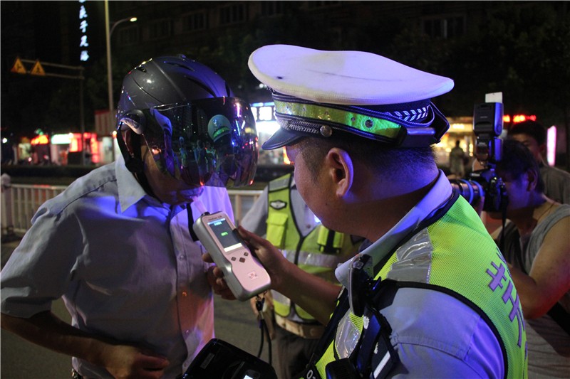 交警在现场充分利用执法记录仪和酒精测试仪,采取眼力看,嗅觉闻,口头