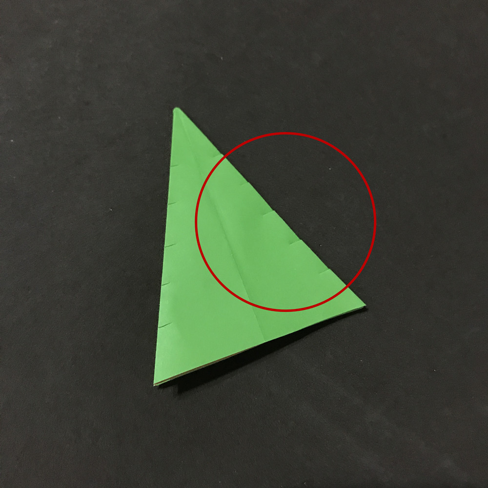 三角形两侧剪出锯齿状.