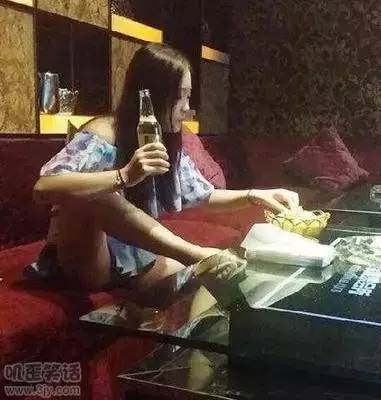 最女汉子喝酒姿势