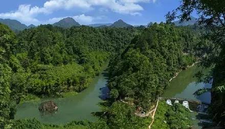 穿牛鼻景区位于小凉山的马边彝族自治县荍坝乡境内,因这里山形似一头