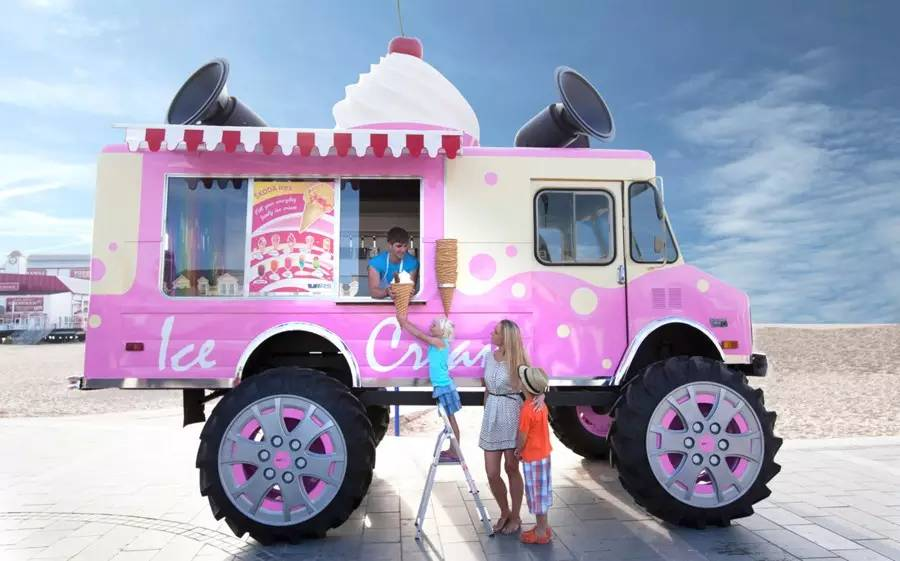 美国冰淇淋车除了冰淇淋,还可以出售棒冰,意大利冰沙,点心