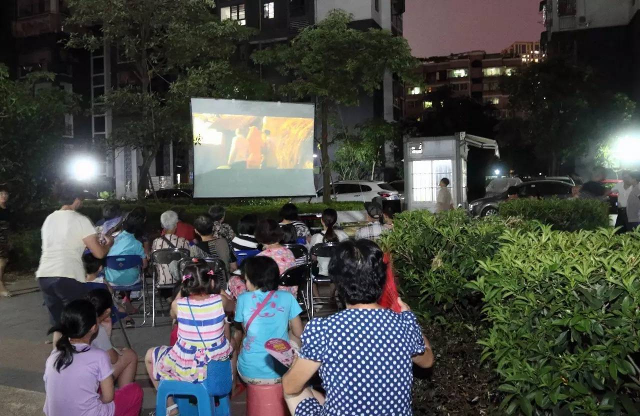 夏夜出门纳凉看露天电影红高粱引集体回忆晚报读者露天电影活动下周二