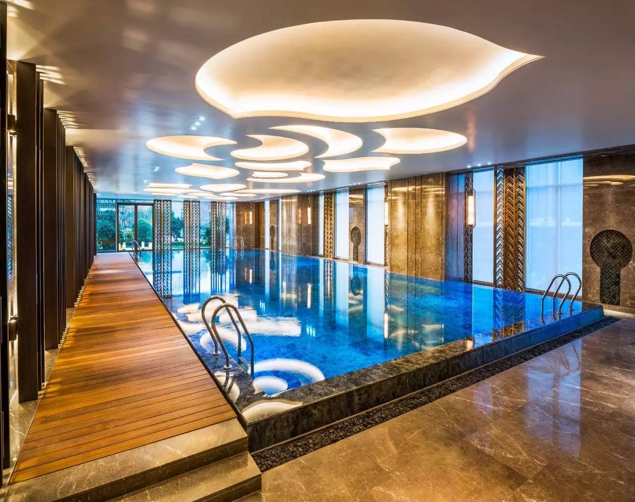 无限水循环泳池 成都万达瑞华酒店游泳池位于酒店6层,是高端会所