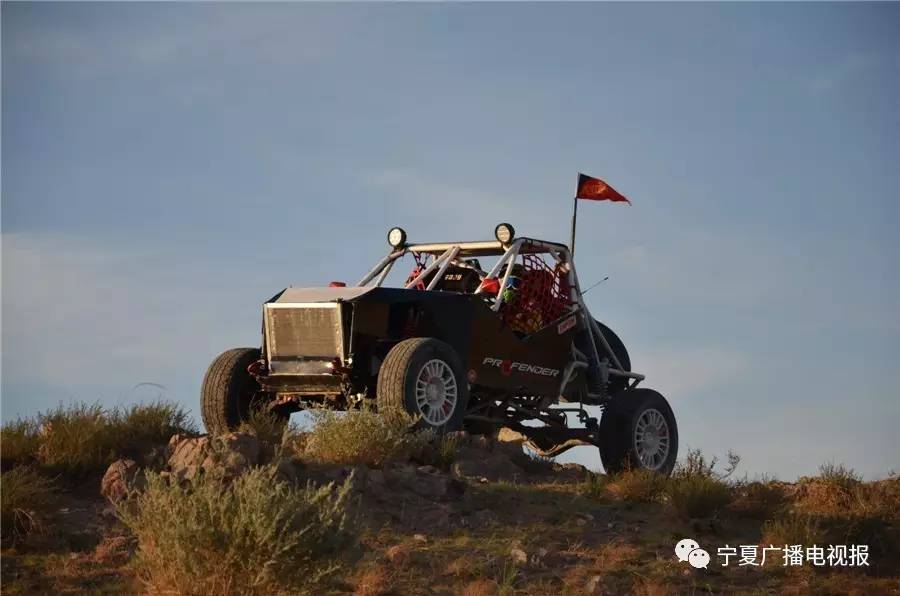 不疯魔不成活—宁夏小伙自制"钢管"越野车 翻山涉水