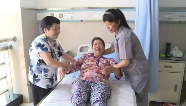 同病房的病人家属也力所能及地给予老人帮助和照顾.