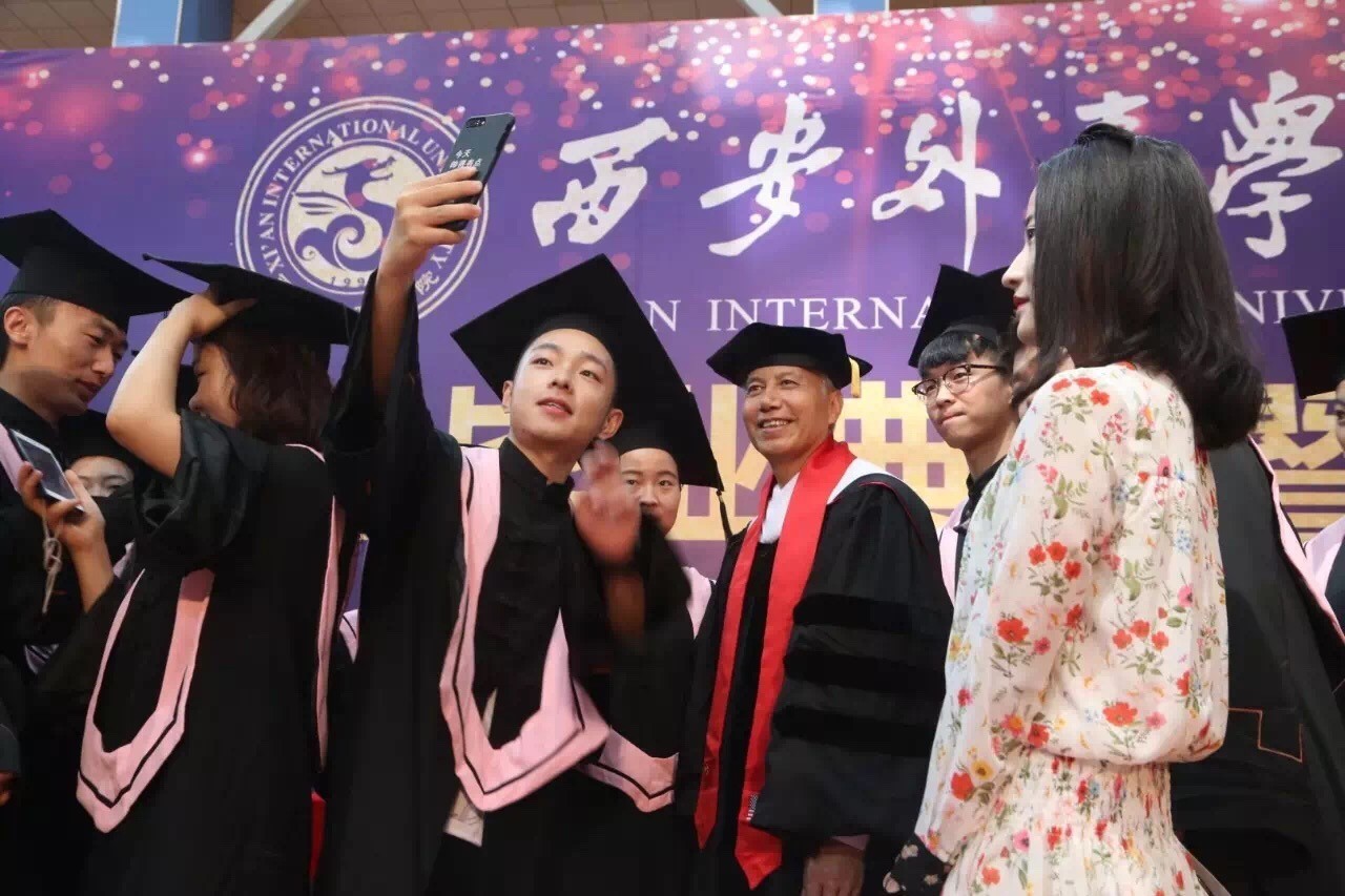 头条|陕西一套《约吧!大学生》带你直击西安外事学院毕业盛典!