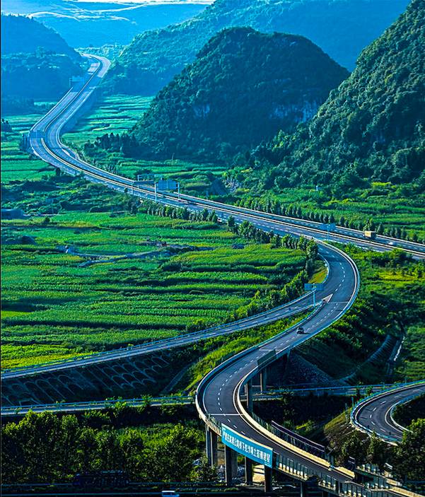 它被网友评为"中国十大最美公路"之一,贯穿了许多颜值爆表的贵州秘境!