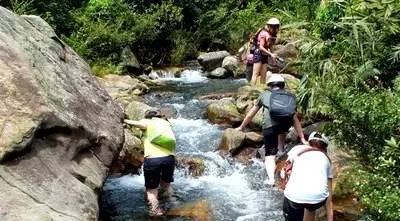 彩虹古道为鹤山旧八景之一,自古就有"彩虹岭上观皇石"等名句在地方