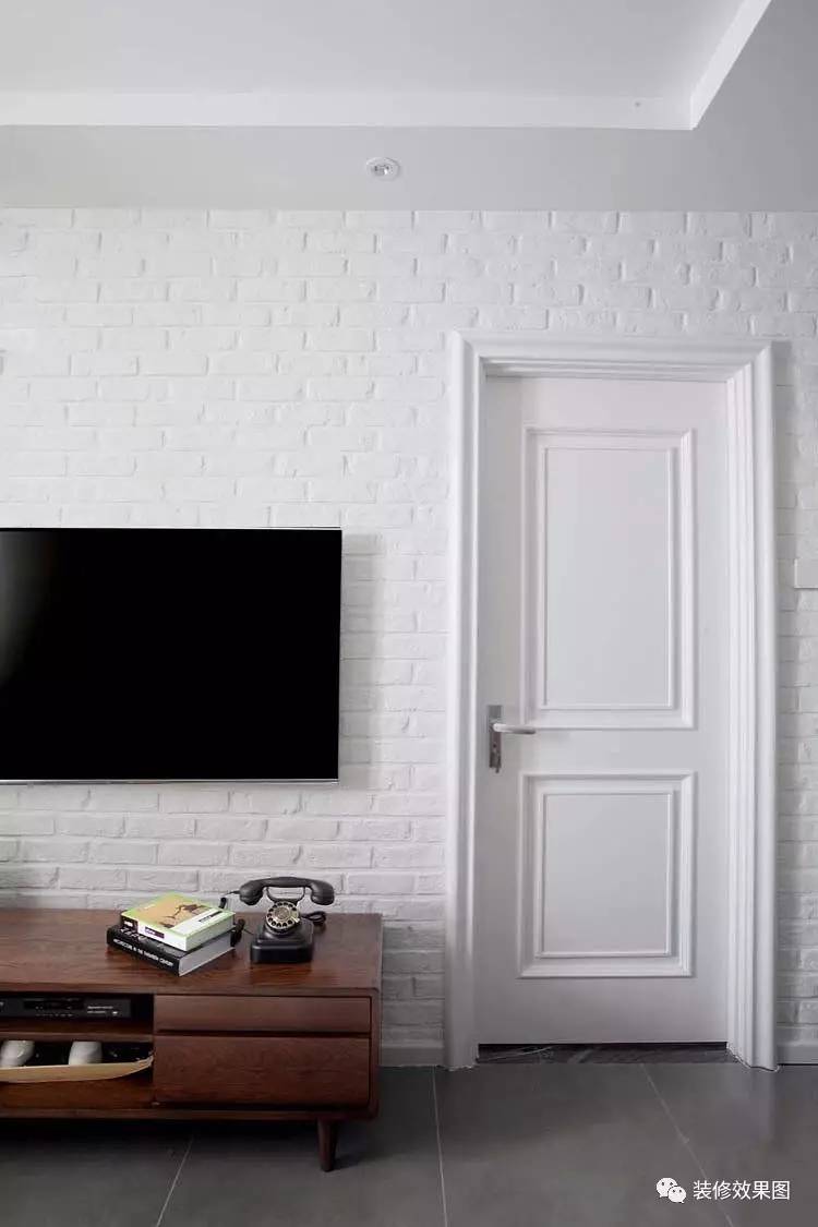 电视背景墙采用白色文化砖设计,与白色柚木室内门在颜色上形成统一