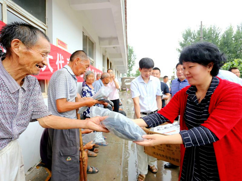 县委常委组织部长蒋云兰深入华堡镇献爱心