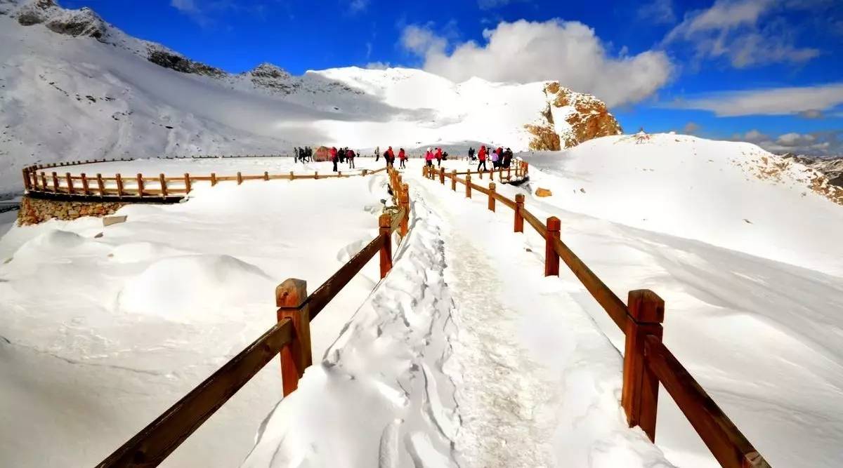 达古冰川有着终年不化的积雪,夏天不用去南极也能耍雪,而且连四川都不