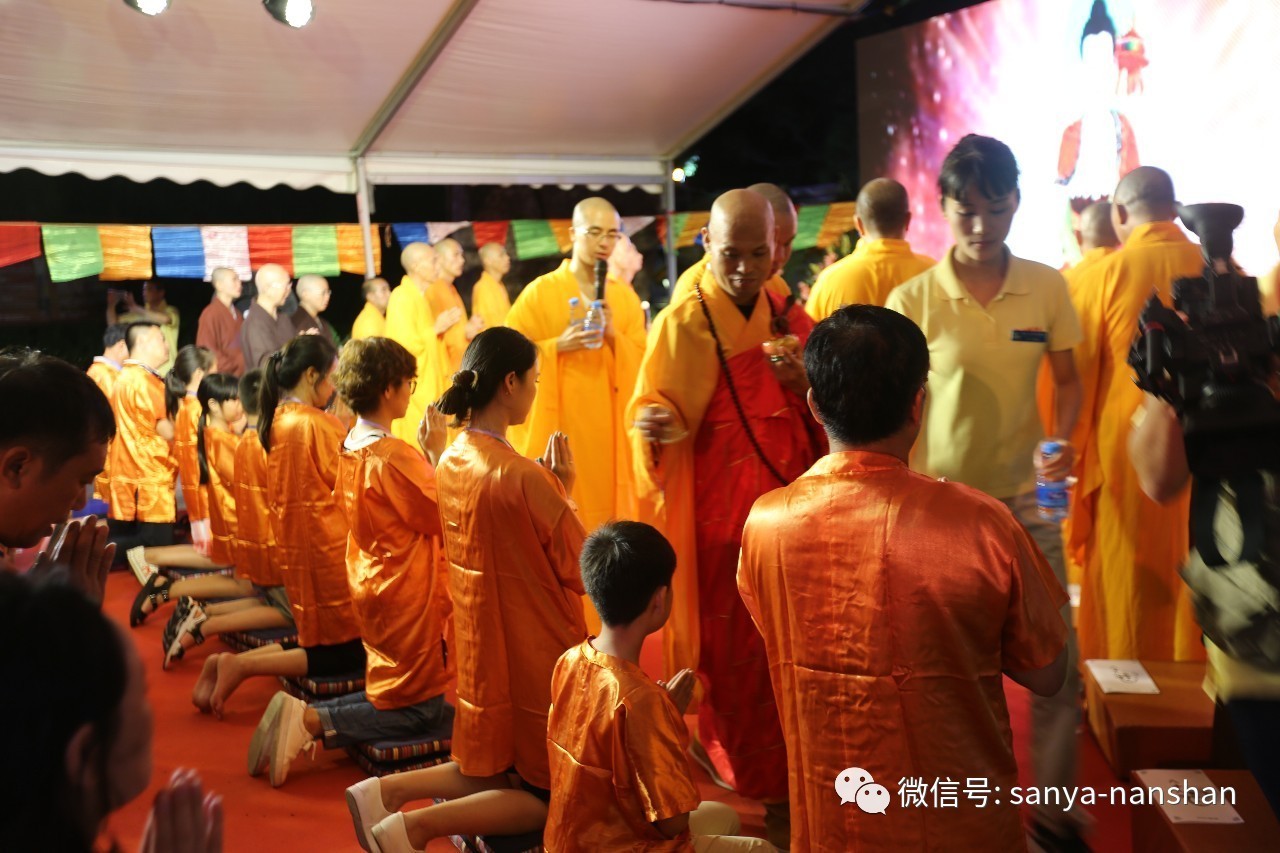 金玉观音阁观音成道日祈福法会,南山寺智空法师为信众洒净