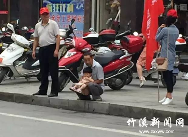 家长带让小孩在街头小便(7日,拍摄于人民路寿康门口)