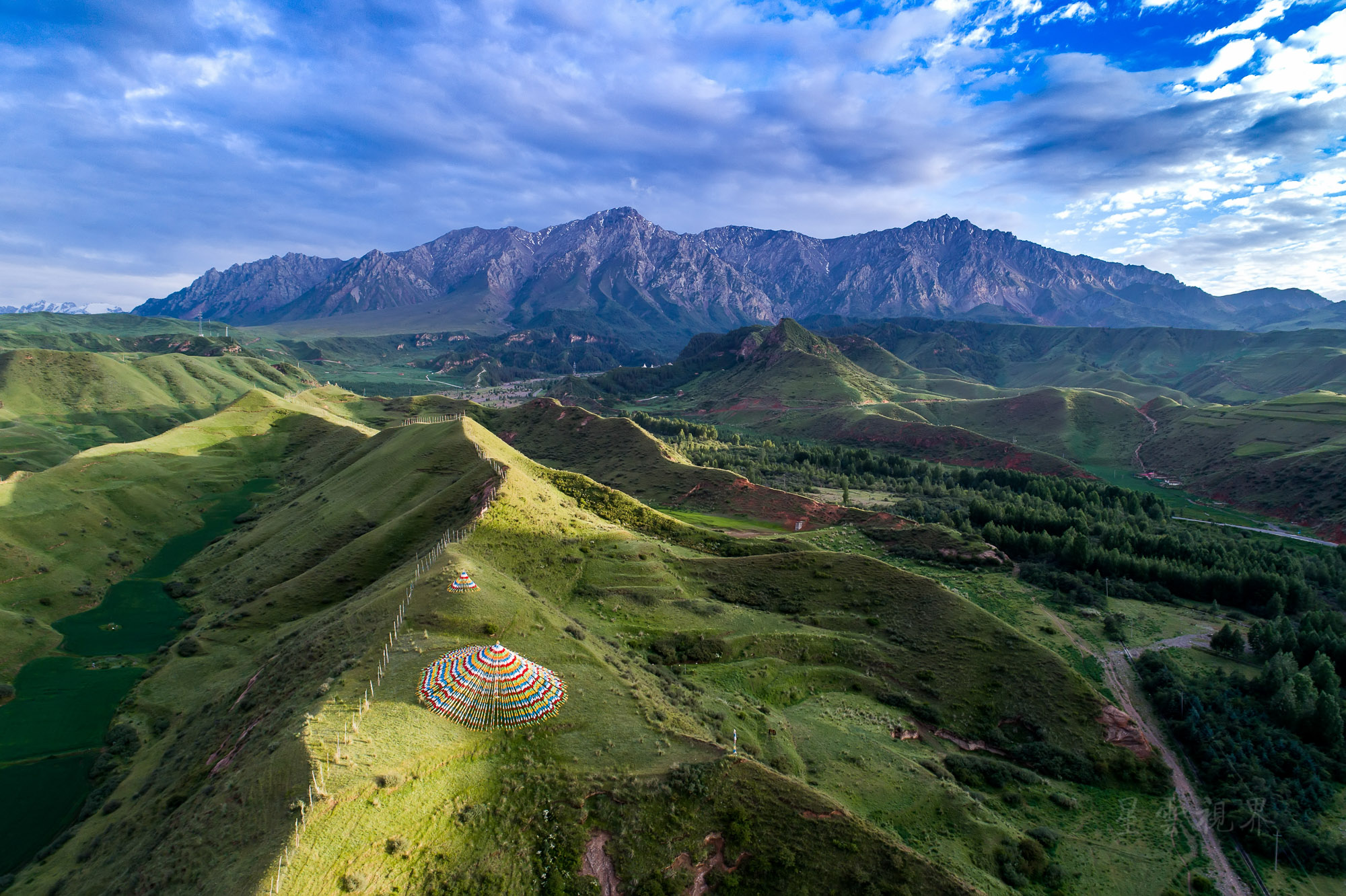 航拍摄影/星云视界 马蹄寺地处祁连山脉深处的马蹄山,北距张掖市市区