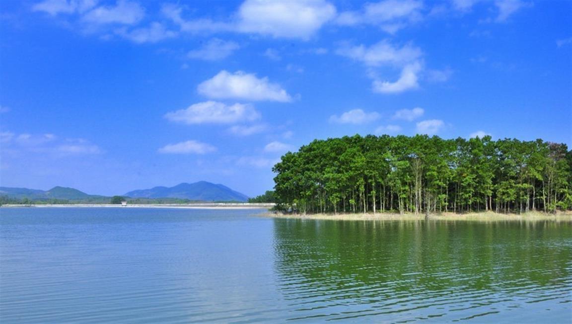 木色湖是海南中部有名的人工湖,青山环绕着湖水,湖面宽阔,湖畔水草