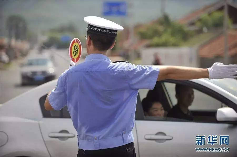 河北省承德市丰宁满族自治县交警大队协勤交警李欣在路上执勤,汗水