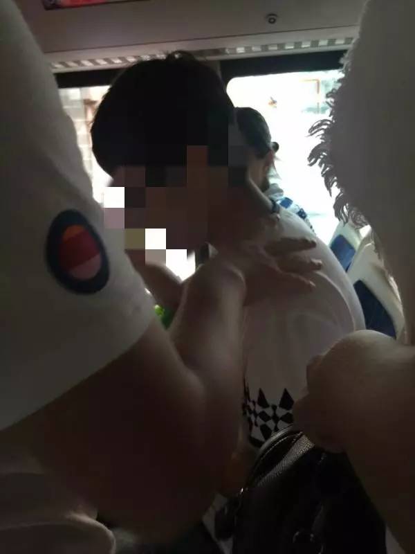 大连一男子在公交车上偷拍女乘客隐私部位，现场"欣赏"照片时被抓现行