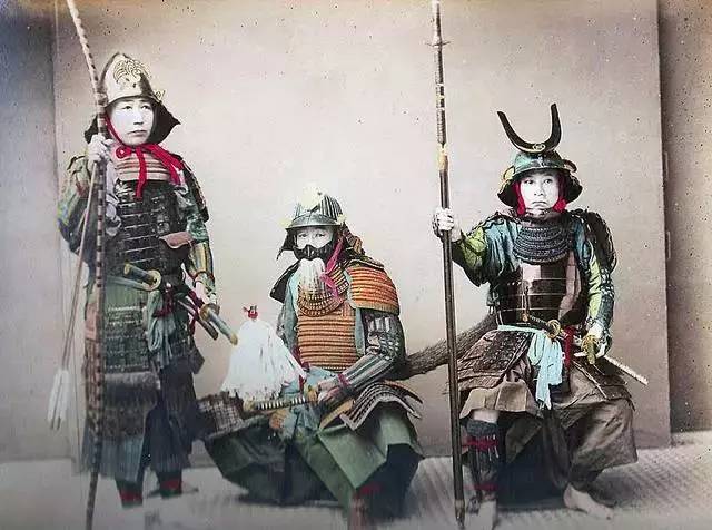 现代化运动中,曾经象征着国家唯一"武力",同时也是特权阶层的日本武士
