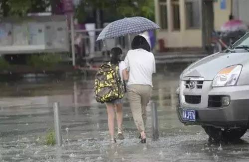 湿哒哒的雨天,这些乘坐地铁的姿势请收好