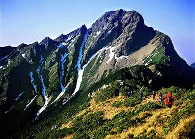 巍峨挺拔的玉山山脉,耸立在台湾岛中央偏南,阿里山东侧,中央山脉以西