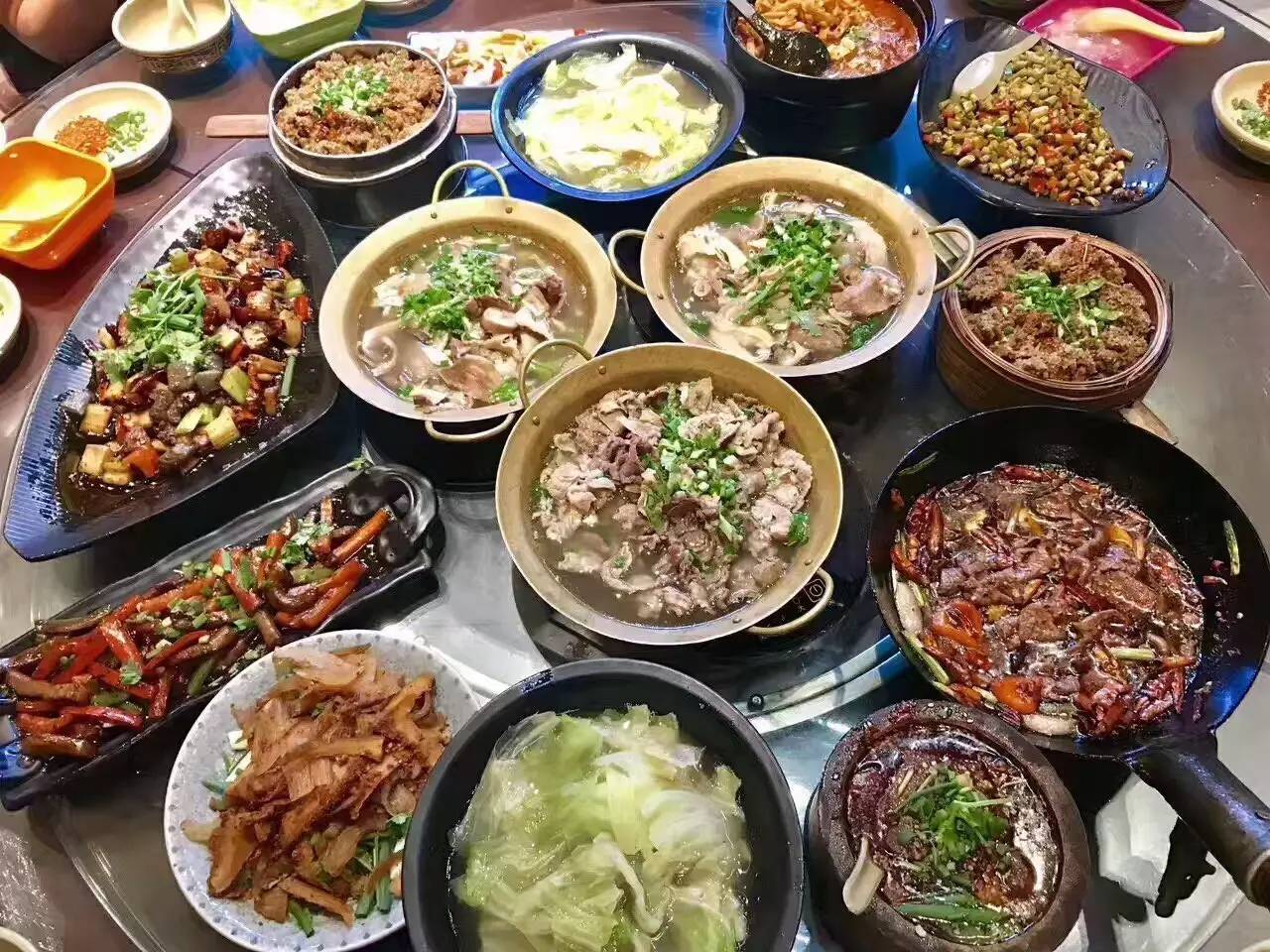 翘脚牛肉,豆腐脑,粉蒸肉,冰粉,样样都深得人心~ 地址:乐山市苏稽镇