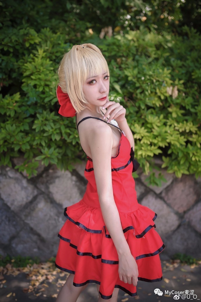 [coser] 长腿红裙之高冷女神!