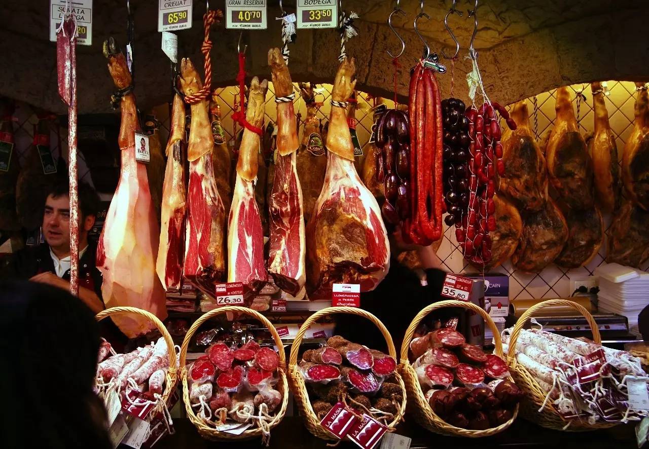 巴塞罗那,乃至整个西班牙的生活日常都呈现在此:巨大的伊比利亚火腿