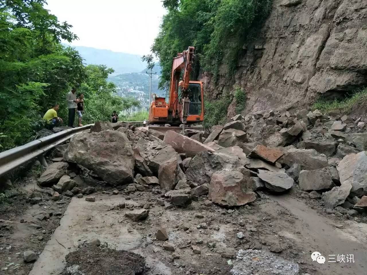 落石断道!要去这些方向的司机朋友注意了!