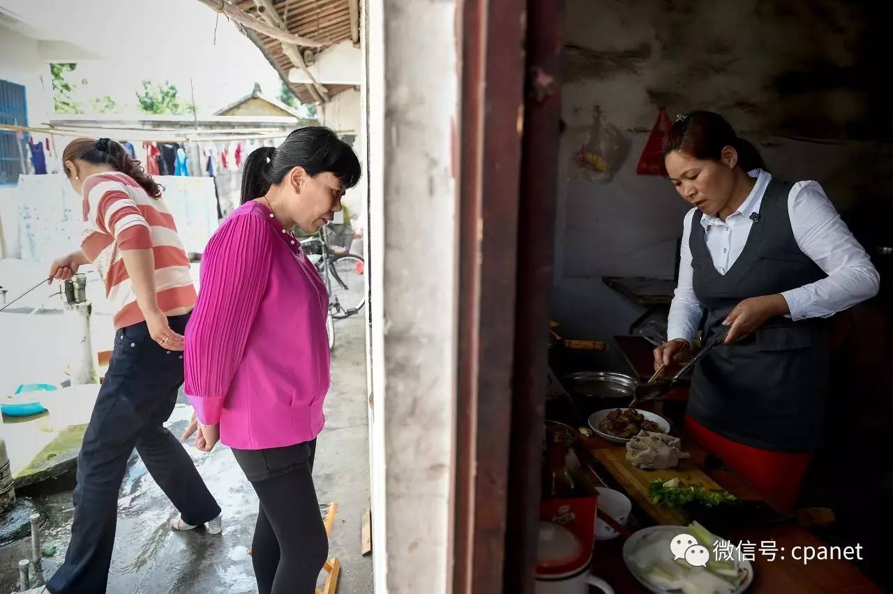 白天,陪读妈妈们买菜,做饭,给孩子送餐,部分妈妈在镇上做些零工补贴