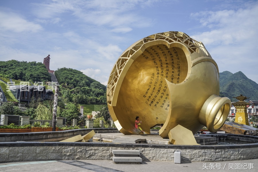 古有"川盐走贵州,秦商聚茅台"的写照,茅台镇是中国酱酒圣地,街头茅台