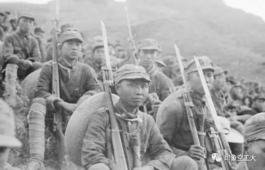 在中国抗日战场上,常常出现八路军战士和敌人拼刺刀进行白刃战的场景.