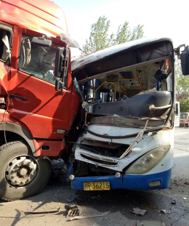 在高坪小龙路段发生一起货车与客车对碰相撞的交通事故,客车是从南充