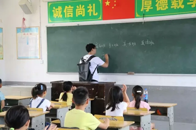 志愿者代表和小学生代表以及大坪中心小学邓建龙校长依次发言.