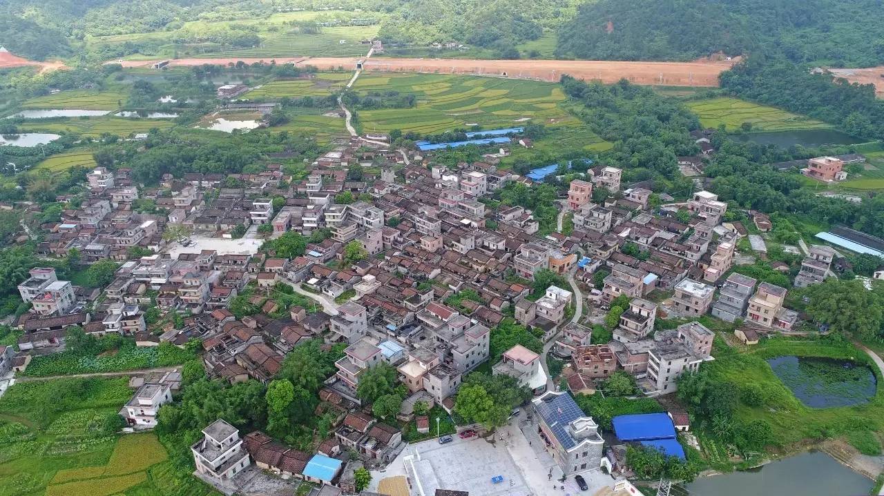 财经 正文  车岗镇位于新兴县北部,毗邻高要市和云城区,圩镇距离新兴