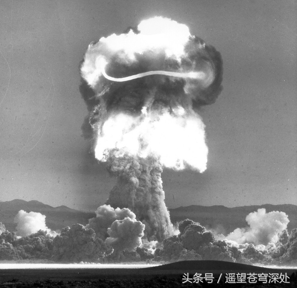 1952年,核爆后1毫秒内的景象 1952年11月16日,b-36h轰炸机原子弹投弹