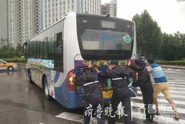 泰安: 公交车出故障抛锚, 岱岳交警帮驾驶员推车