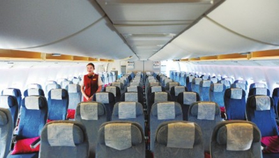 波音777-300er飞机舱内,一排座椅10个座位.(本报全媒体记者陈岩摄)