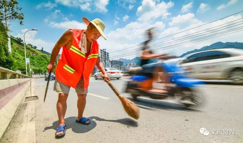 他们就是"城市美容师"—— 环卫工人 .