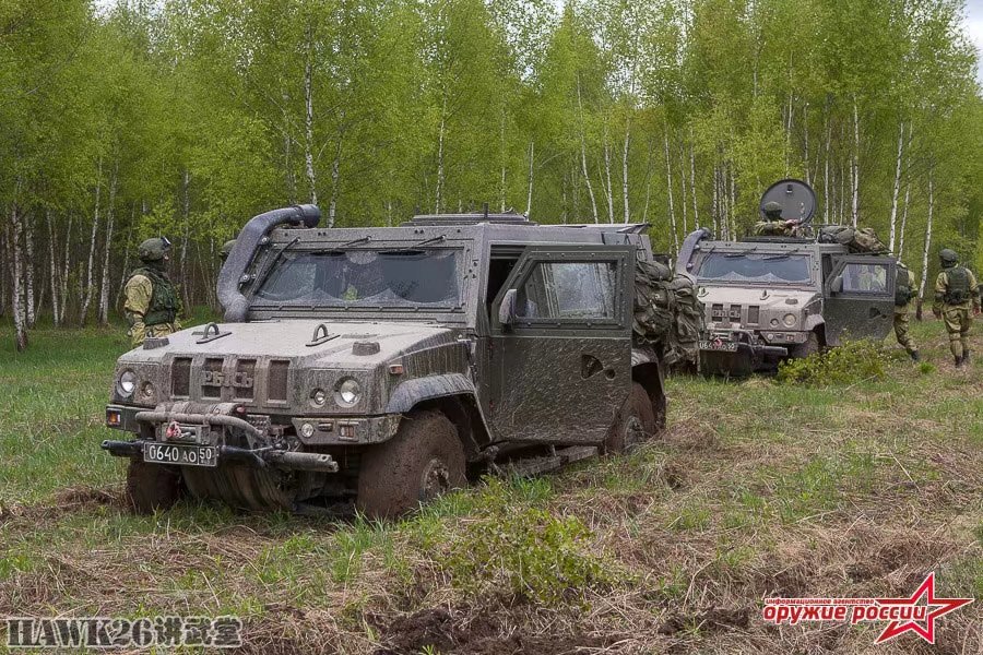 俄军空降兵实战演习 "猞猁"装甲车功能很强大