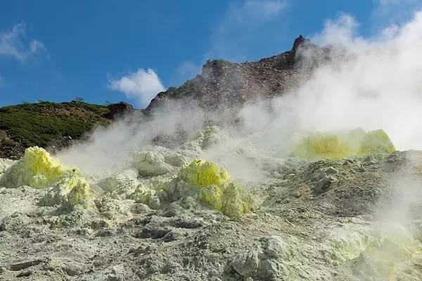 硫黄山在北海道阿伊努族语中是赤裸的山脉的意思,正如其意,硫黄山的山