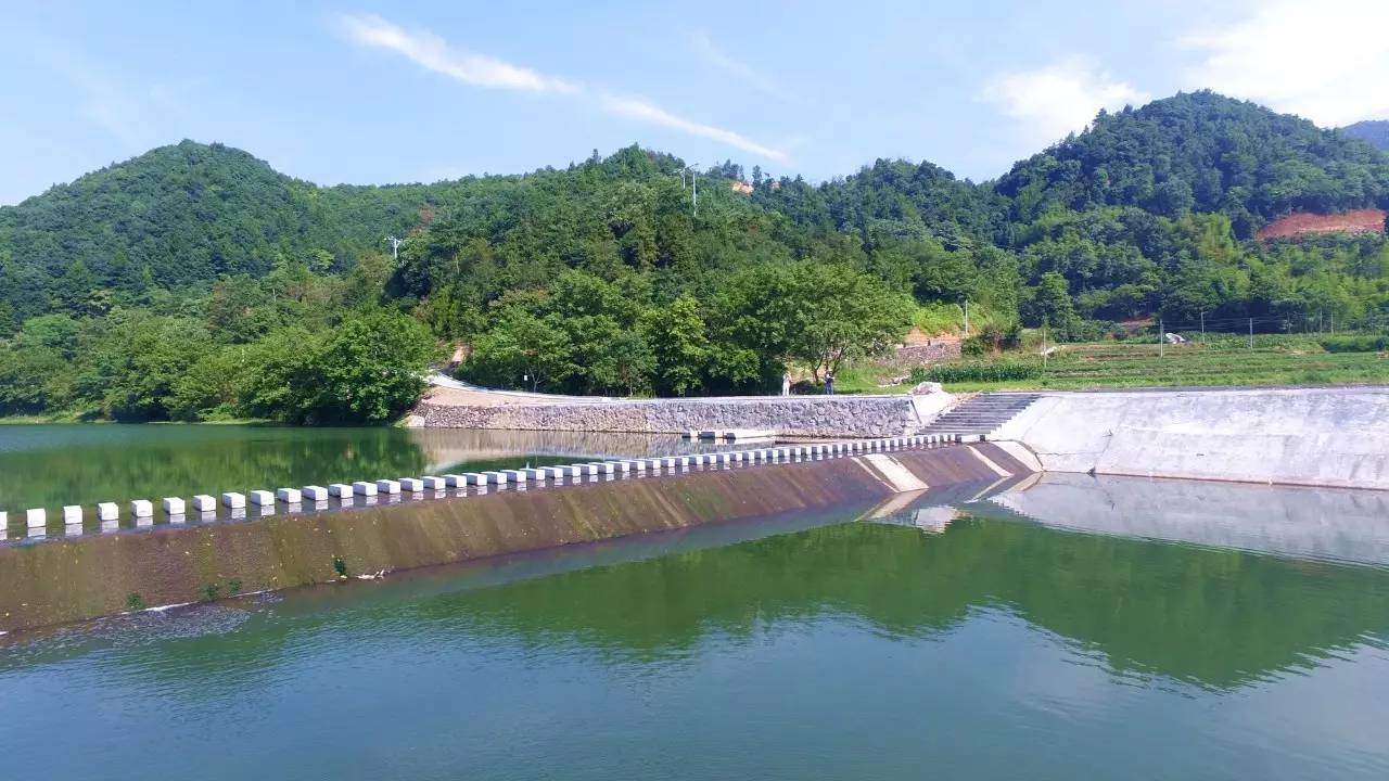 堰坝工程包含新建70多米的滚水坝,新建引水管涵,防洪堤加固.