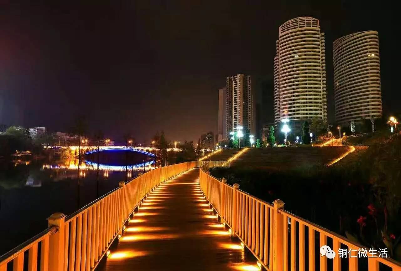 铜仁全景或夜景有三个地方文笔峰,架梁山,仁山公园夜晚登山请注意安全