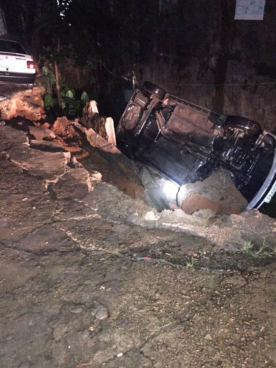 在秋长景岭街,粉丝爆料疑似因为连续下雨天,水泥路坍塌!