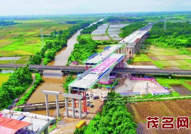 广东首座转体万吨大桥茂湛铁路跨线桥华丽转身