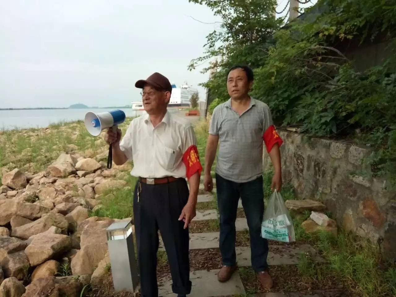 迎江路中心社区老党员李和根冒着酷暑巡湖劝导周忠亮,是和平路街道