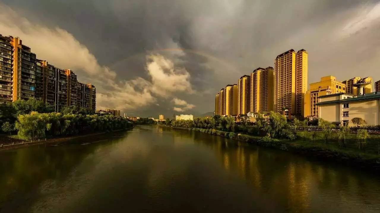 雷雨后惊现彩虹奇观,峨眉山今晨美爆了!